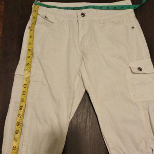 White jeans/pants